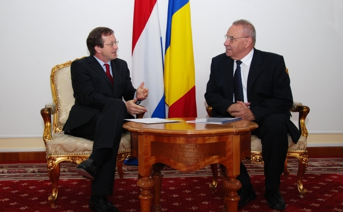 Andrei Marga (DR), ministrul român de externe, s-a întâlnit marţi cu Johannes Hendrik Mattheus Van Bonzel (ST), ambasadorul olandez la Bucureşti. (www.mae.ro)
