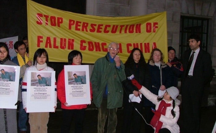 Un miting ce a avut loc la Londra, pe 30 decembrie 2003, protestează faţă de moartea lui Liu Chengjun, practicant Falun Gong din Changchun care a reuşit să intercepteze transmisia pe cablu a televiziunii de stat, pentru a trasmite documentare despre persecuţia Falun Gong, pe 26 decembrie 2003. (minghui.org)