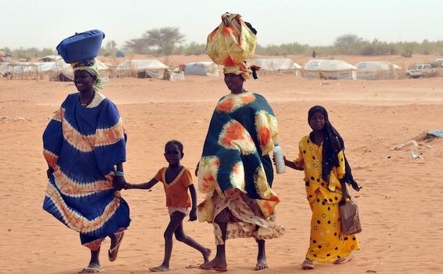 Refugiaţi din Mali merg pe jos la tabăra de refugiaţi Mbere, în apropiere de Bassiknou, sudul Mauritaniei, la 60 km de graniţa cu Mali, pe 4 mai. (Abdelhak Senna / AFP / GettyImages)