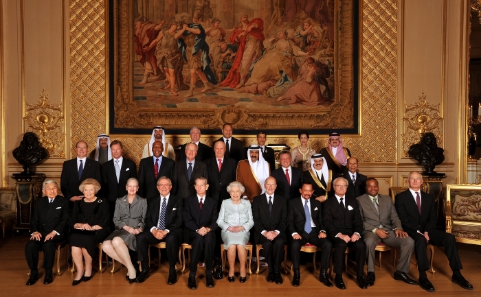 Regina Elisabeta a Marii Britanii împreună cu oaspeţii săi: (S-D, faţă - spate) Împăratul Akihito, Regina Beatrix, Regina Margrethe II (Danemarca), Regele Constantin al Greciei, Regele Mihai I al României, Regele Simeon de Saxe-Coburg şi Gotha, Sultanul Brunei-ului - Hassan al Bolkiah -, Regele Carl Gustaf XVI al Suediei, Regele Swaziland, Prinţul Hans-Adam II de Liechtenstein şi alţii. 18 mai 2012, Castelul Windsor