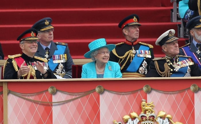 Regina Elisabeta a Marii Britanii la parada Forţelor Armate, 19 mai 2012, în Windsor