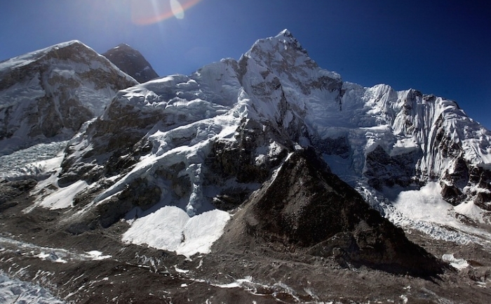 O imagine aeriană a Muntelui Everest (spate-centru), şi a umărului de  Vest al Everestului, la graniţa dintre Nepal şi Tibet. (Paula Bronstein / Getty Images)