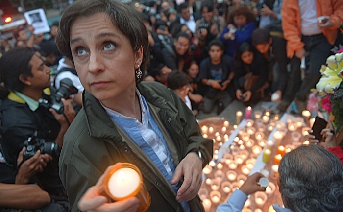 Oamenii deplâng jurnaliştii mexicani ucişi, punând lumânări şi fotografii la monumentul Îngerului Independenţei, în Mexico City pe 5 mai (Yuri Cortez / AFP / GettyImages)