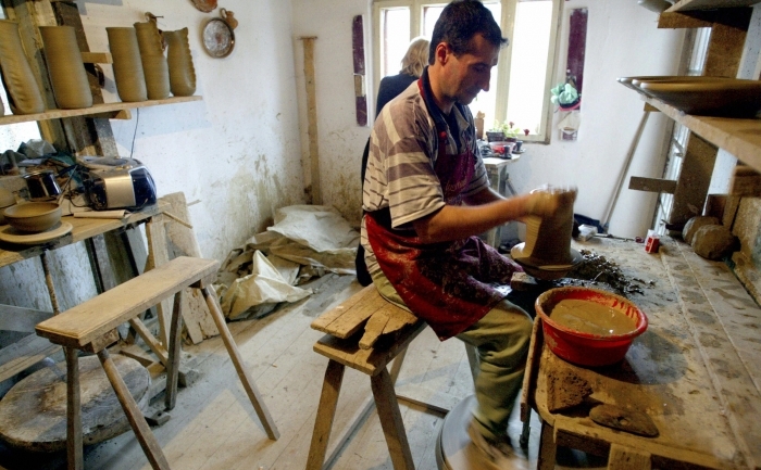 Un olar face o strachină într-un atelier în Horerzu