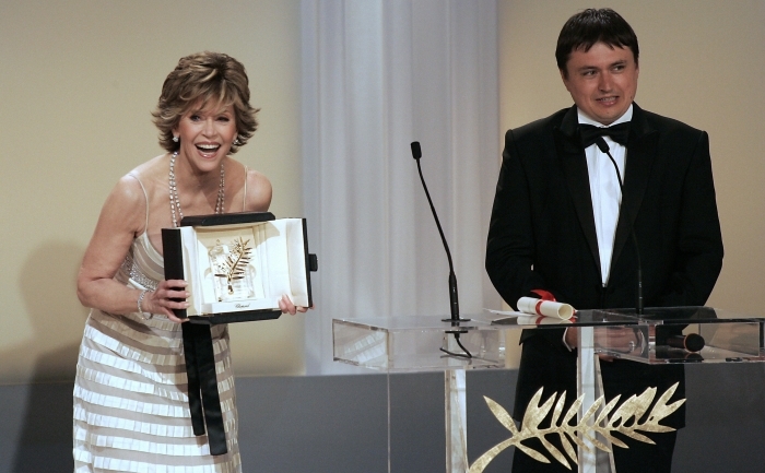 Actriţa Jane Fonda prezintă Palm d'Or pe 27 mai 2007 în timp ce regizorul român Cristian Mungiu ţine un discurs după ce a câştigat premiul Palm d'Or pentru filmul său "4 Luni, 3 Saptamini si 2 Zile" (FRANCOIS GUILLOT / AFP / Getty Images)