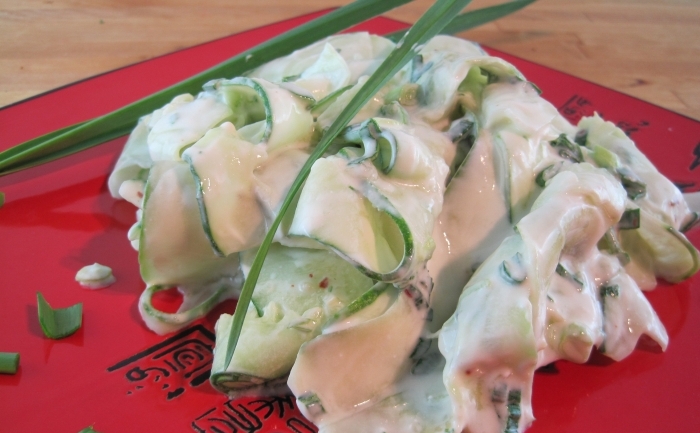 Salata de castraveti cu usturoi verde si iaurt