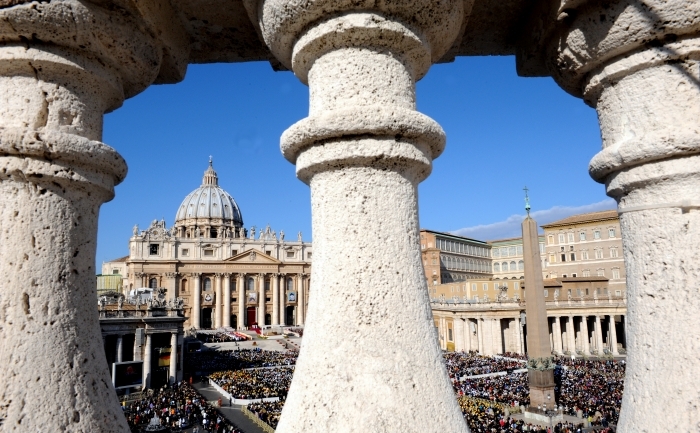 Cetatea Vaticanului: vedere asupra Pieţei şi Bazilicii Sf. Petru.