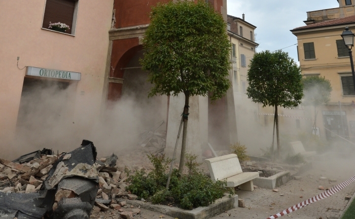 Fumul se ridica dintr-o clădire în San Felice Sul Panaro, deteriorată în urma unui cutremur pe 20 mai, 2012, în provincia Modena. (GIUSEPPE CACACE / AFP / GettyImages)