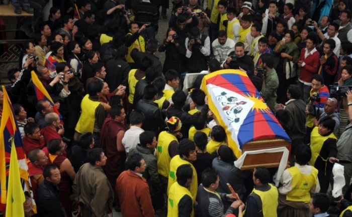 Sicriul cu corpul lui Jamphel Yeshi, care a murit după auto-incendiere pe 28 martie în New Delhi. Mai mult de 30 de tibetani s-au sinucis prin auto-incendiere din martie 2011. (Lobsang Wangyal / AFP / Getty Images)