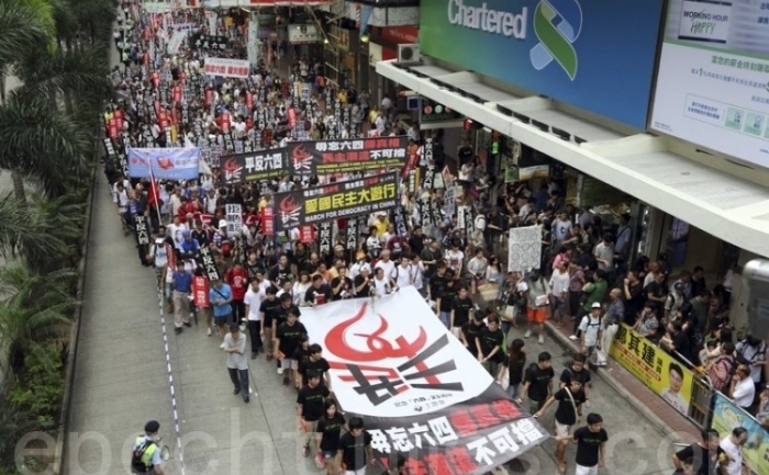 Hong Kong, 27 mai, 2012: Mai mult de 2.000 de locuitori din Hong Kong au participat la un marş pentru reabilitarea studenţilor protestatari pro-democraţie, care au fost violent reprimaţi de către regimul chinez în 1989