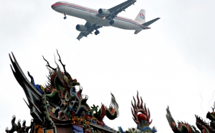 Un avion al companiei China Eastern Airlines zboară deasupra unui templu înainte de a ateriza la Taipei