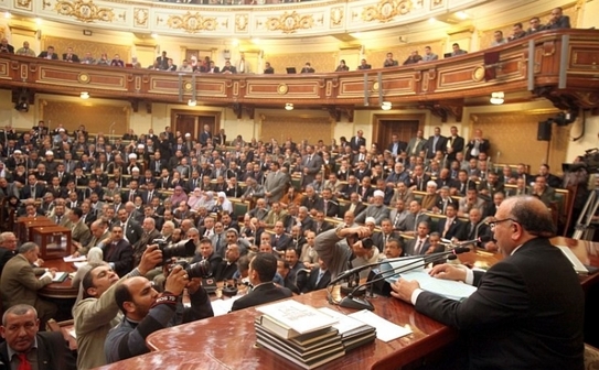 Saad al-Katatni de la Fratia Musulmana, noul purtator de cuvant al Parlamentului egiptean, adresandu-se parlamentului in prima sesiune de dupa inlaturarea fostului rpesedinte Hosni Mubarak, 23 ianuarie, Cairo, Egipt. (Asmma Waguih / Getty Images)