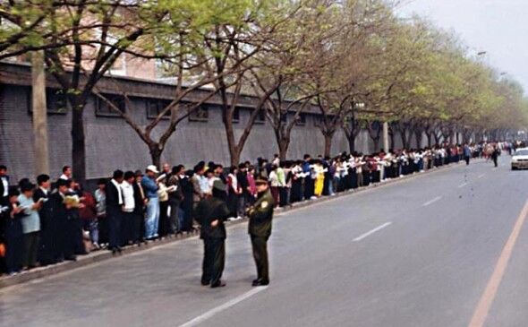 Practicanţi Falun Gong s-au adunat în linişte la Zhongnanhai pentru a apela paşnic pentru a fi trataţi drept, în aprilie 1999 (prin bunăvoinţa Clearwisdom.net)