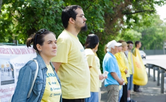 Practicanţi Falun Dafa cer încetarea persecuţiei practicii în cadrul unui protest paşnic organizat în faţa ambasadei Chinei din Bucureşti, 13 mai 2012. (Mihut Savu / The Epoch Times)