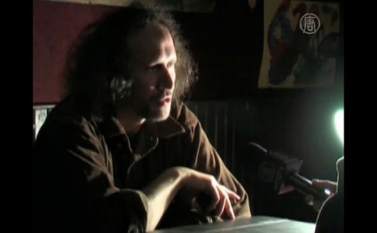 Petr Placak, dizident, scriitor şi muzician ceh, care a fost violent bătut de agenţii secreţi cehi în iunie 1989 pe timpul regimului comunist. Pe 15 mai 2012, torţionarii săi au fost condamnaţi la Praga (Prin bunăvoinţa NTD Television)