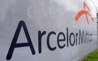 Logoul companiei ArcelorMittal. (JEAN-CHRISTOPHE VERHAEGEN / AFP / Getty Images)