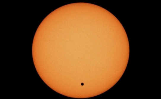 Tranzitul planetei Venus în 2004, aşa cum s-a văzut în Germania. (Thomas Tuchan / Photos.com)