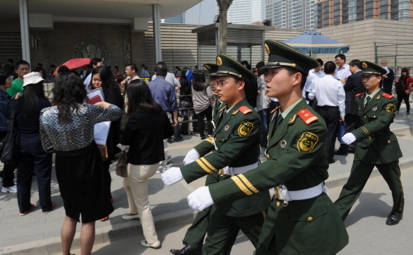 Poliţie militară chineză în faţa ambasadei americane din Beijing, 2 mai 2012