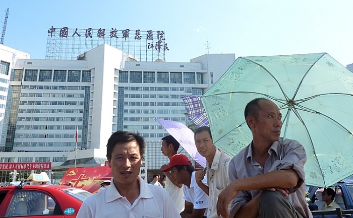 Intrarea în spitalul Militar 301 din Beijing, unde sunt îngrijiţi liderii Chinei.