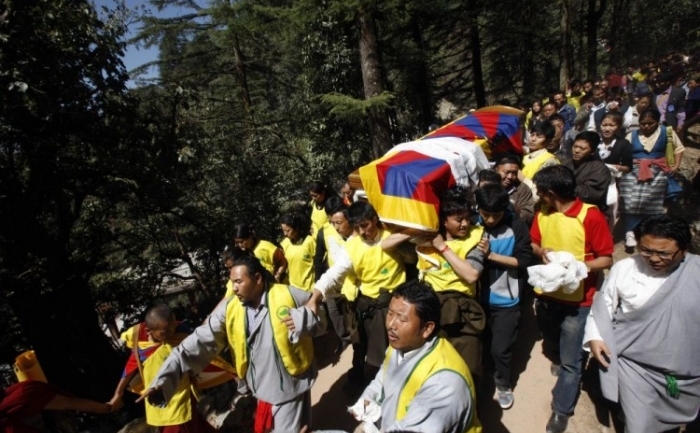 Coşciugul lui Jamphel Yeshi, mort în urma auto-incendierii pe 28 martie în New Delhi, este cărat la Templul Tsuglakhang, 30 martie 2012.