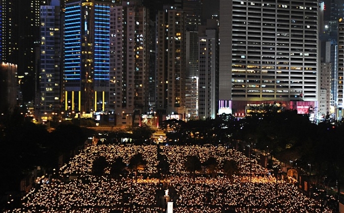 Mii de persoane participă la un priveghi pentru comemorarea celei de-a 22-a aniversare a măcelului din Piaţa Tiananmen, Hong Kong 4 iunie 2011.
