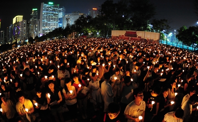 Hong Kong: zeci de mii de persoane comemorează victimele măcelului din Piaţa Tiananmen care a avut loc pe 4 iunie 1989