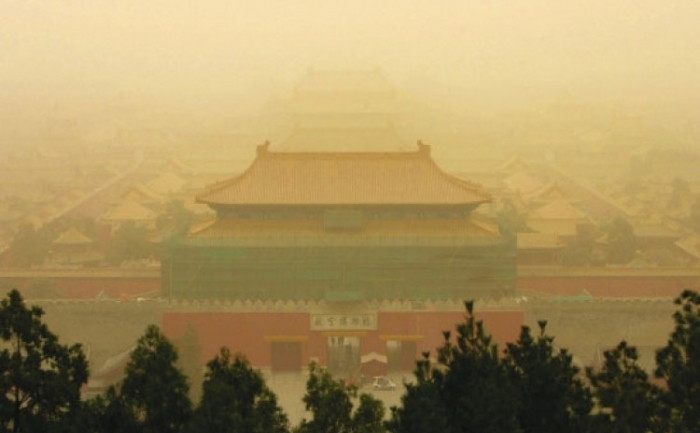 Faimosul Oraş Interzis din China, în mijlocul unei furtuni de nisip, în 2008.