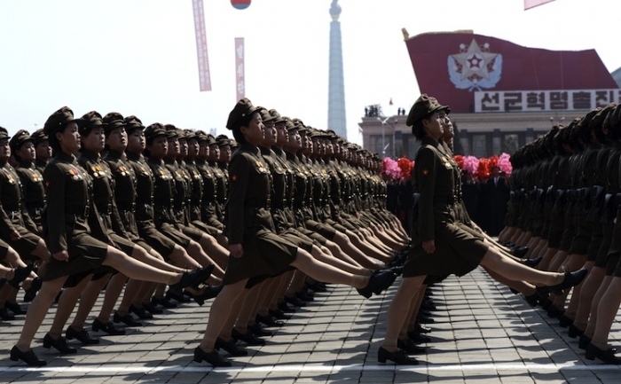 Soldaţi-femei din Coreea de Nord la un marş în Phenian, 15 aprilie. Săptămâna trecută Coreea de Nord a adăugat adjectivul de "stat înarmat nuclear" în Constituţia sa.