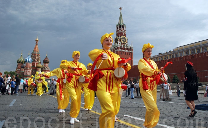 Practicanţi Falun Gong într-un spectacol de cultură tradiţională chineză, cu tobe de brâu şi Dansul Leului în Piaţa Roşie, Kremlin.