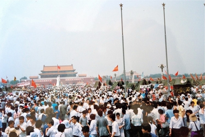 Mii de oameni s-au adunat în Piaţă, în după-amiaza zilei de 3 iunie, înainte de reprimarea violentă.
