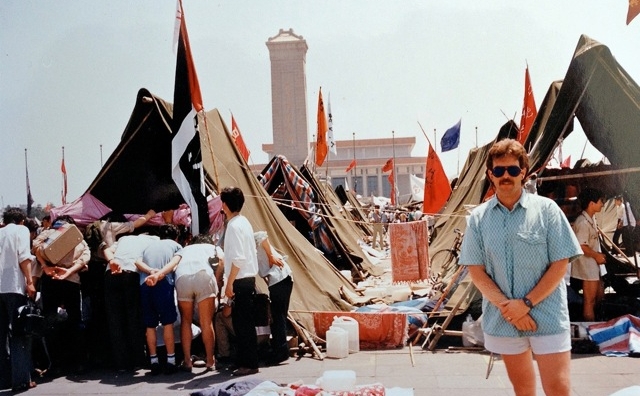 John Shackman în picioare, în Piaţa Tiananmen, în faţa corturilor puse de către studenti, pe 3 iunie 1989. În doar câteva ore, el şi soţia sa au fugit din piaţă cuprinşi de panică pe măsură ce armata chineză avansa.