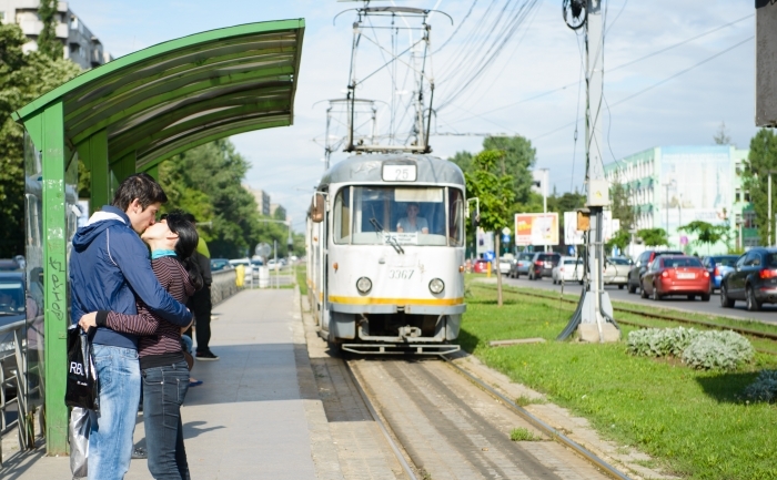 Tineri îndrăgostiţi aşteptând tramvaiul pe bulevardul Timişoara din Bucureşti.