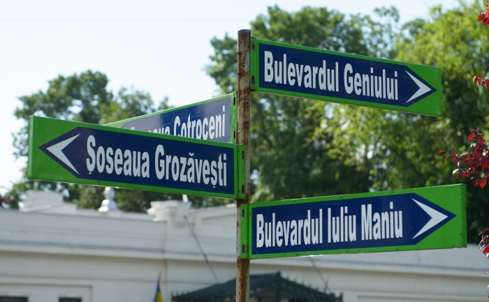 Semne de circulaţie la o intersecţie din Bucureşti (Mihut Savu / The Epoch Times)