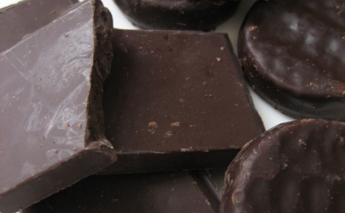 Consumul zilnic de ciocolată neagră poate reduce riscul de atac de cord sau accident vascular cerebral pentru persoanele cu sindrom metabolic, sugerează un studiu australian
