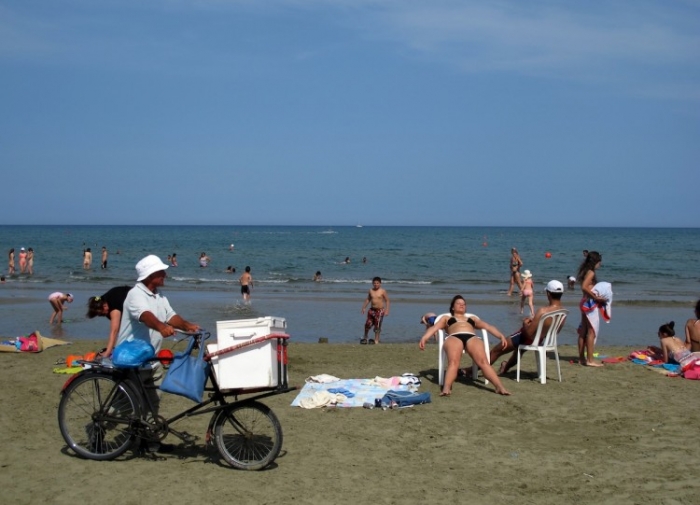 Un vânzător de îngheţată cipriot pe plaja oraşului Larnaca, Cipru, pe 3 iunie