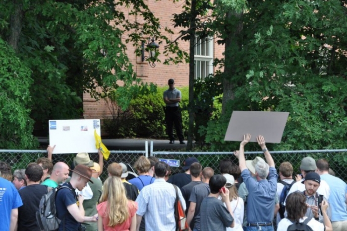 Personal de securitate şi protestatari în faţa clădirii unde se întâlesc membrii ezotericului Grup Bilderberg, Westfields Marriott în Chantilly, Virginia, 2 iunie. Grupul a ţinut întâlniri secrete de pe 31 mai până pe 3 iunie