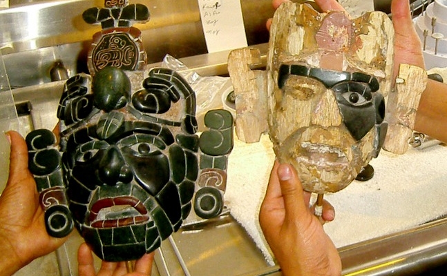 Pascual de Paz cu o replică a unei măşti mortuare mayaşe