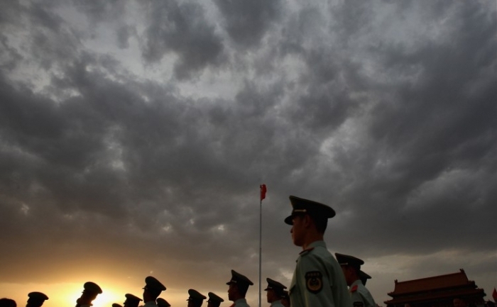 Trupe paramilitare patrulând în Piaţa Tiananmen în afara Oraşului Interzis.