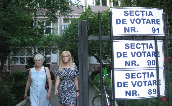 Bucureşteni după exprimarea votului în seara zilei de 10 iunie, 2012 (Lidia Melinte / Epoch Times România)