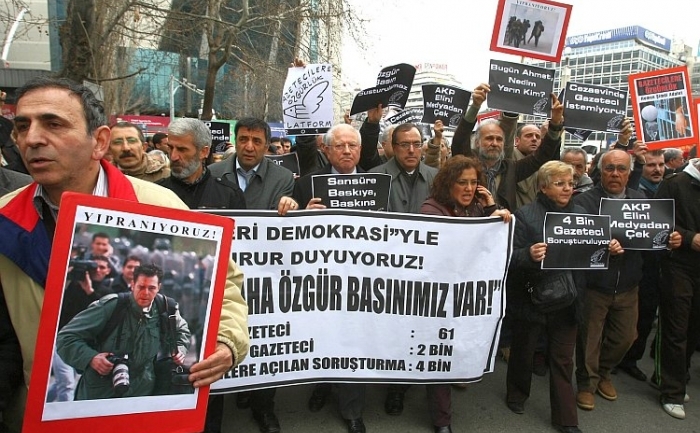 Mai multe sute de jurnalisti turci la raliul pentru libertatea presei de la Ankara, pe 4 martie 2011. În prezent, există cel puţin 100 de jurnalişti aflaţi în închisoare în Turcia, finnd cel mai adesea învinuiţi de acte de terorism