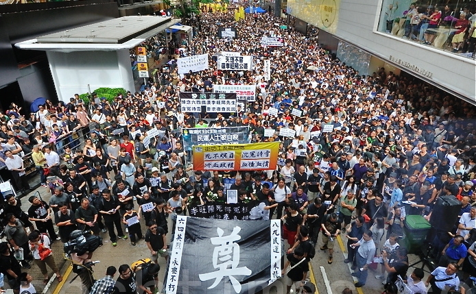 Peste 25.000 de persoane iau parte la proteste generate de moartea misterioasă a unui dizident chinez, Li Wangyang, în Hong Kong 10 iunie 2012 (Song Xianglong / The Epoch Times)