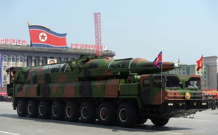 Vehicul militar despre care se crede că transportă rachete de clasa Taepodong la o paradă în Phenian, 15 aprilie 2012 (Pedro Ugarte / AFP / Getty Images)