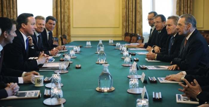 Premierul britanic David Cameron (S) împreună cu preşedintele Comitetului Olimpic Internaţional (IOC) Jacques Rogge (D), şi cu membrii CO, martie 2012
