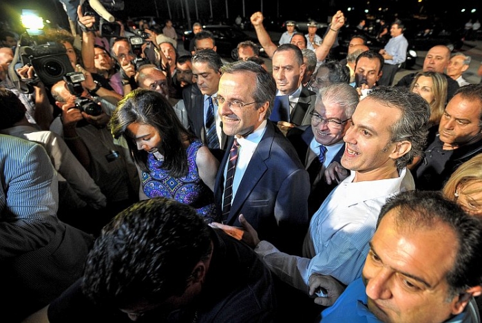 Liderul Partidului Noua Democraţie, Antonis Samaras (C), la o conferinţă de presă la Zappion, centrul Atenei, după rezultatele parţiale de pe 17 iunie, care l-au declarat învingător (Andreas Solaro / AFP / GettyImages)