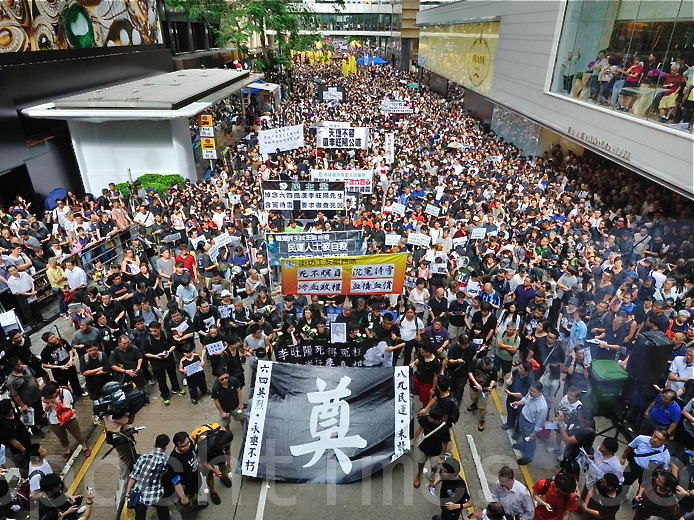 Protestatari la marşul de protest organizat după moartea suspectă a dizidentului chinez Li Wangyang - Hong Kong 10 iunie.