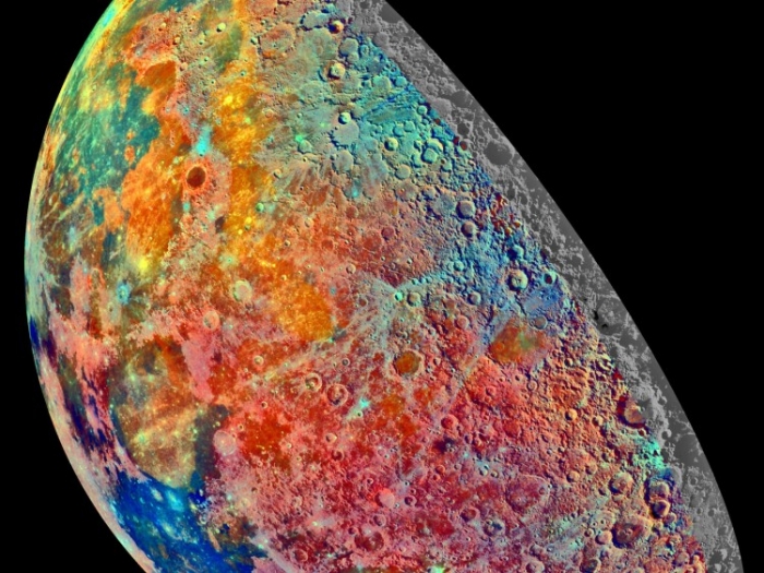 Mozaic de 53 de imagini ale Lunii capturate de misiunea Gallileo pentru a examina compoziţia suprafeţei lunare - schimbările conţinutului mineral produc diferite culori ale luminii reflectate