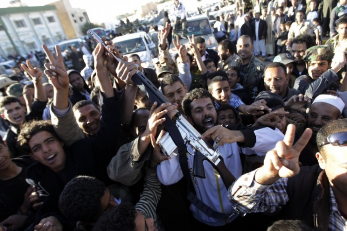 Insurgent libian cu o mitralieră despre care afirmă că aparţinea unui fiu al lui Gaddafi, sărbătoreşte în Zintan, noiembrie 2011