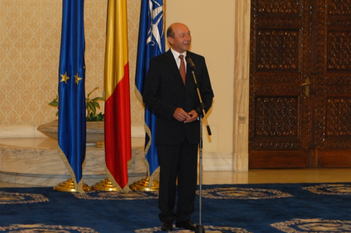 Preşedintele României Traian Băsescu, i-a decorat marţi, 19  iunie 2012,  în cadrul unei ceremonii care a avut loc la Palatul  Cotroceni, pe  judecătorii Curţii Constituţionale, cu ocazia sărbătoririi  a 20 de ani  de existenţă a Curţii.