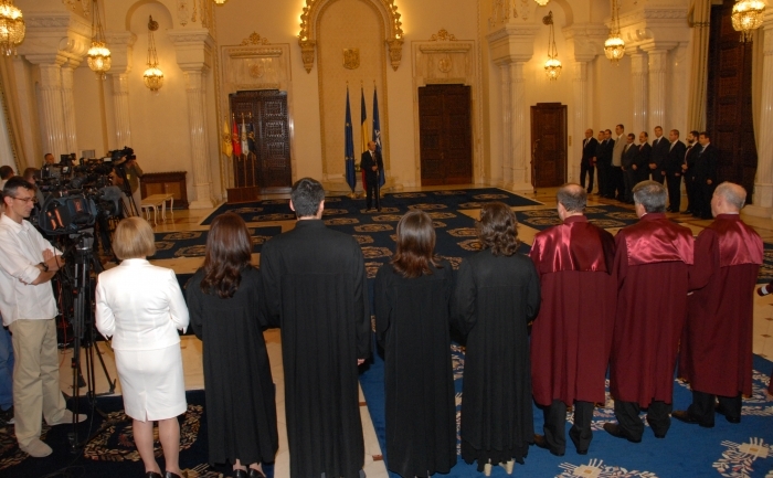 Preşedintele României Traian Băsescu, i-a decorat marţi, 19  iunie 2012, în cadrul unei ceremonii care a avut loc la Palatul  Cotroceni, pe judecătorii Curţii Constituţionale, cu ocazia sărbătoririi  a 20 de ani de existenţă a Curţii. (Epoch Times România)