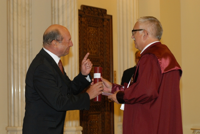 Preşedintele României Traian Băsescu, i-a decorat marţi, 19  iunie 2012, în cadrul unei ceremonii care a avut loc la Palatul  Cotroceni, pe judecătorii Curţii Constituţionale, cu ocazia sărbătoririi  a 20 de ani de existenţă a Curţii.